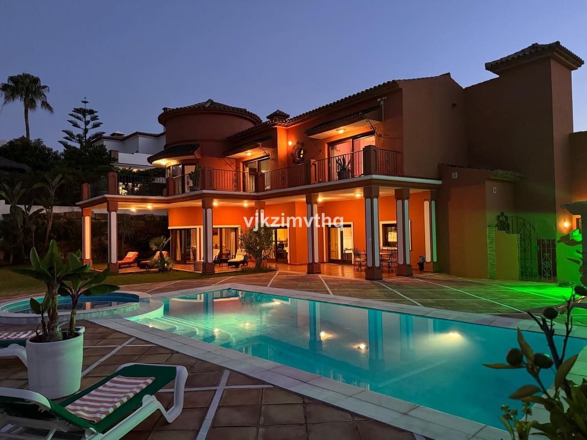 5 bedroom Villa for sale in Benahavis with garage - € 2,150,000 (Ref: 9080942)