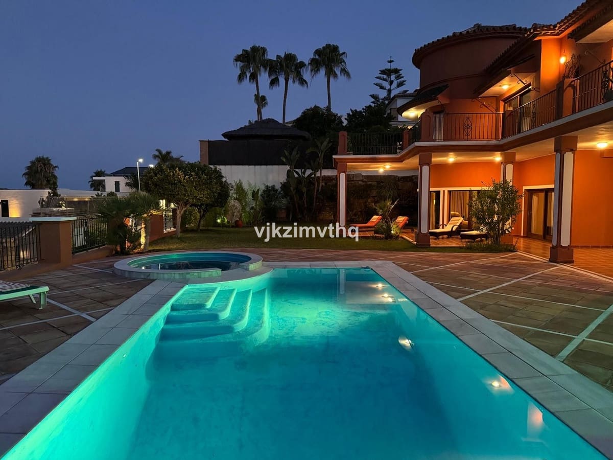 5 bedroom Villa for sale in Benahavis with garage - € 2,150,000 (Ref: 9080942)