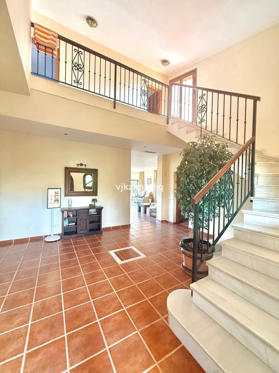 5 bedroom Villa for sale in Benahavis with garage - € 2,150,000 (Ref: 9080942)