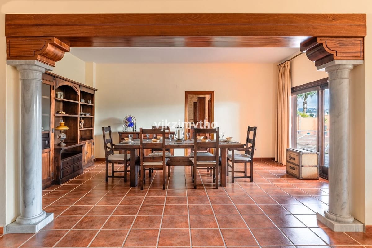 5 bedroom Villa for sale in Benahavis with garage - € 2,150,000 (Ref: 9080942)