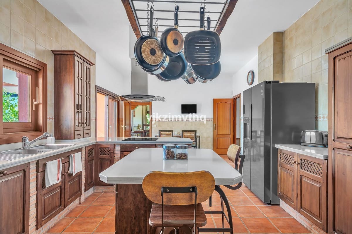 5 bedroom Villa for sale in Benahavis with garage - € 2,150,000 (Ref: 9080942)