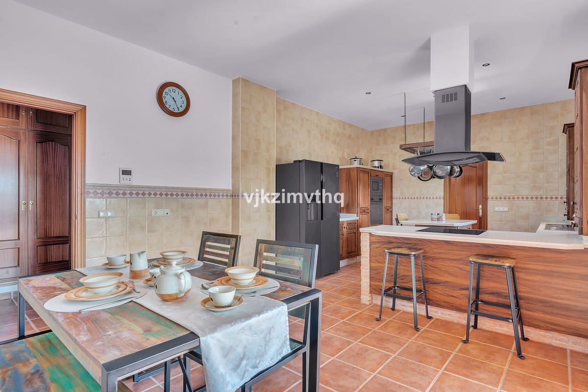 5 bedroom Villa for sale in Benahavis with garage - € 2,150,000 (Ref: 9080942)