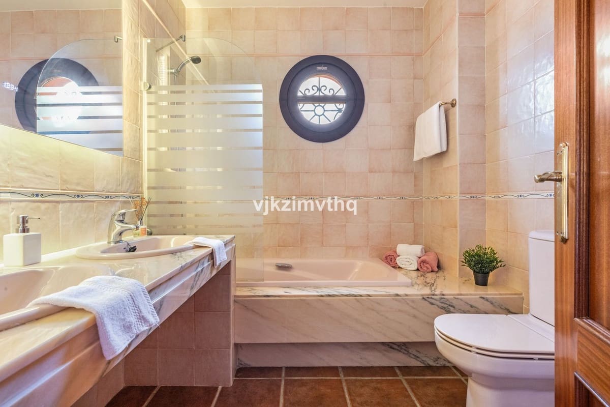 5 bedroom Villa for sale in Benahavis with garage - € 2,150,000 (Ref: 9080942)