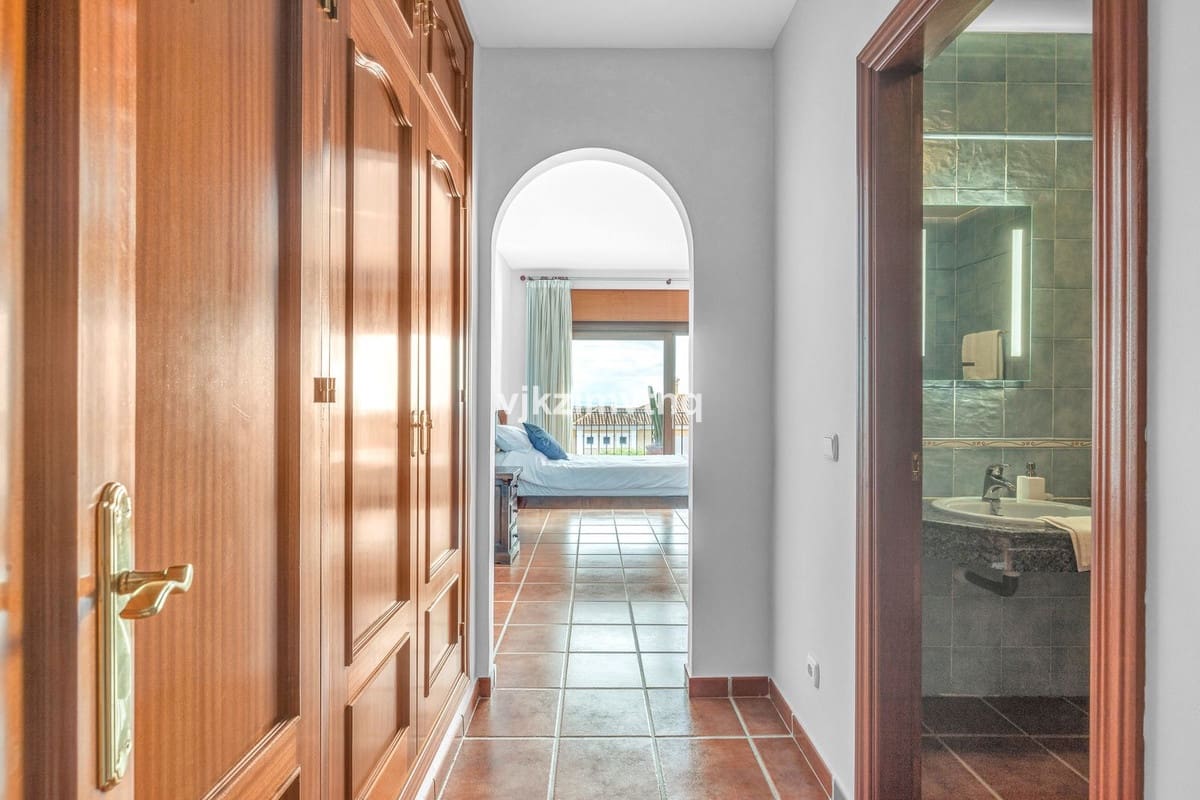 5 bedroom Villa for sale in Benahavis with garage - € 2,150,000 (Ref: 9080942)