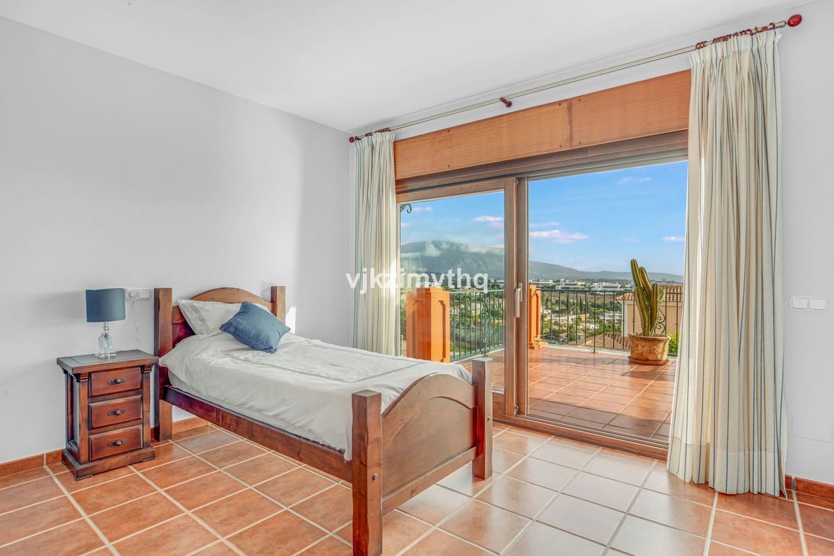 5 bedroom Villa for sale in Benahavis with garage - € 2,150,000 (Ref: 9080942)