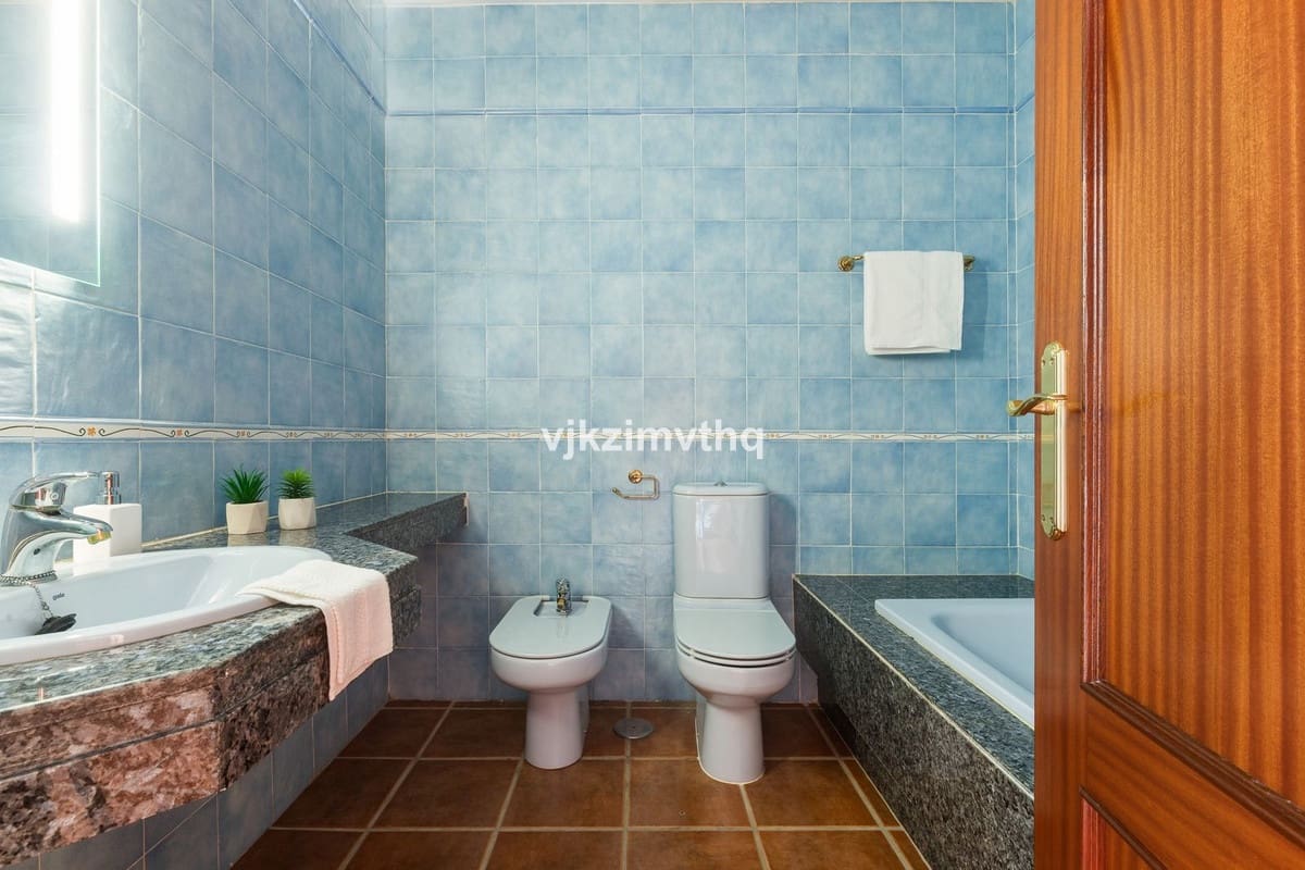 5 bedroom Villa for sale in Benahavis with garage - € 2,150,000 (Ref: 9080942)