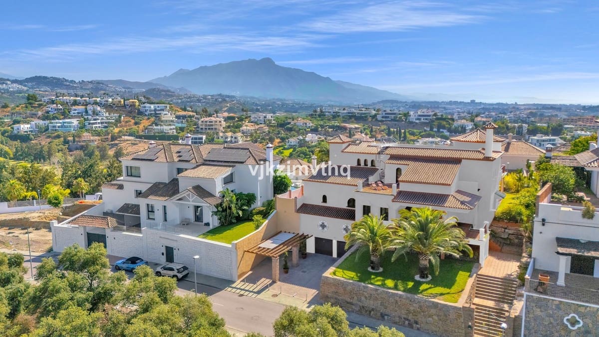5 bedroom Villa for sale in Benahavis with garage - € 2,150,000 (Ref: 9080942)
