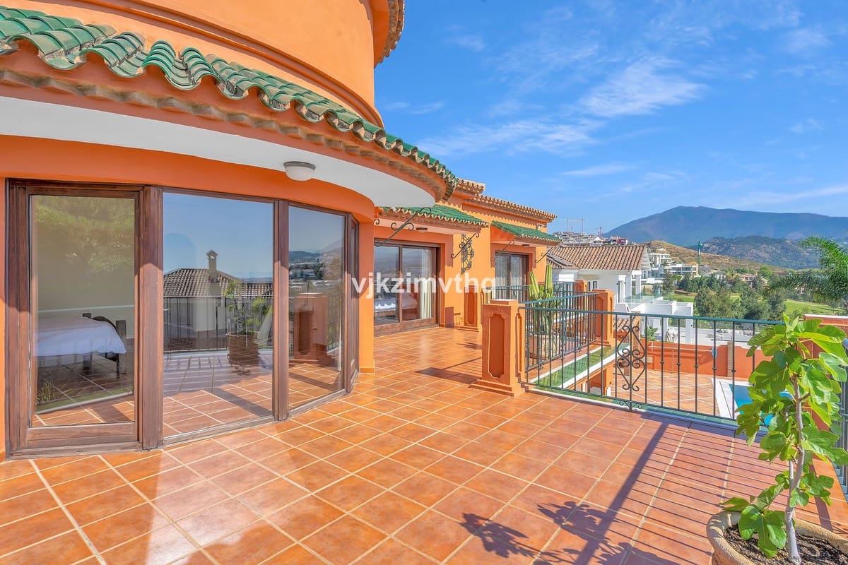 5 bedroom Villa for sale in Benahavis with garage - € 2,150,000 (Ref: 9080942)