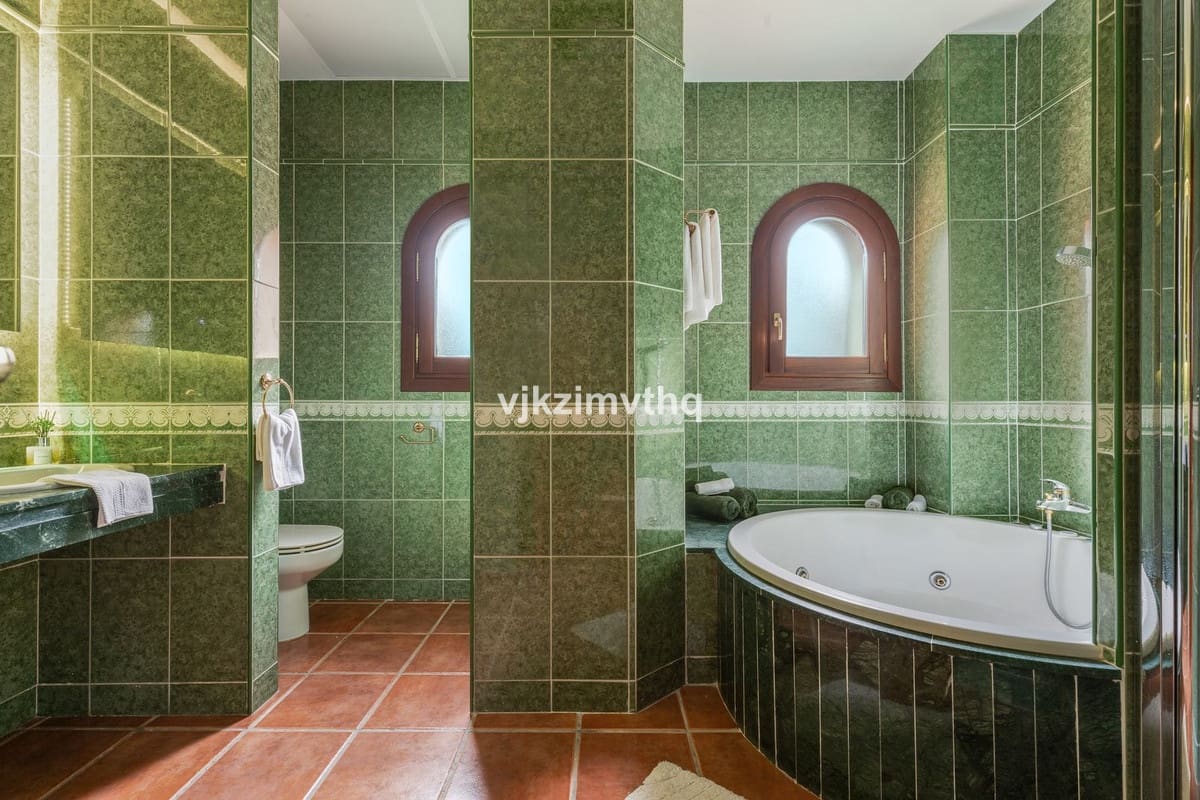 5 bedroom Villa for sale in Benahavis with garage - € 2,150,000 (Ref: 9080942)