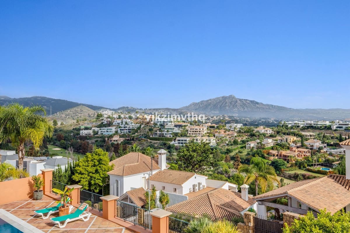 5 bedroom Villa for sale in Benahavis with garage - € 2,150,000 (Ref: 9080942)