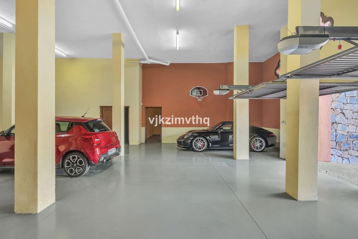 5 bedroom Villa for sale in Benahavis with garage - € 2,150,000 (Ref: 9080942)