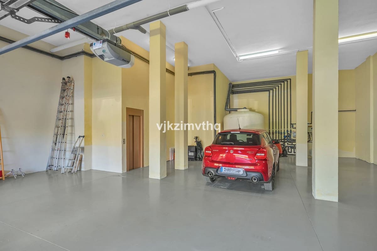 5 bedroom Villa for sale in Benahavis with garage - € 2,150,000 (Ref: 9080942)