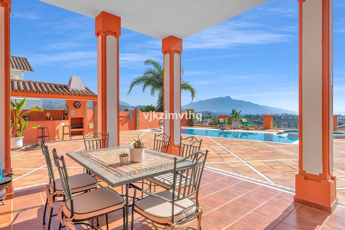 5 bedroom Villa for sale in Benahavis with garage - € 2,150,000 (Ref: 9080942)
