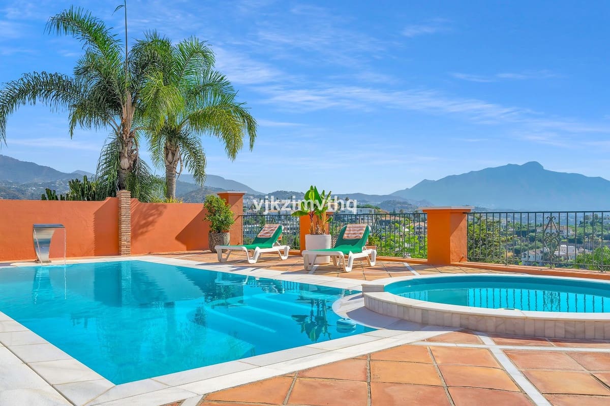 5 bedroom Villa for sale in Benahavis with garage - € 2,150,000 (Ref: 9080942)