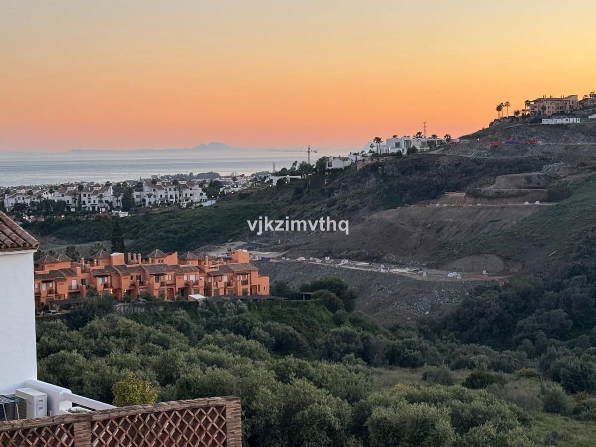 5 bedroom Villa for sale in Benahavis with garage - € 2,150,000 (Ref: 9080942)