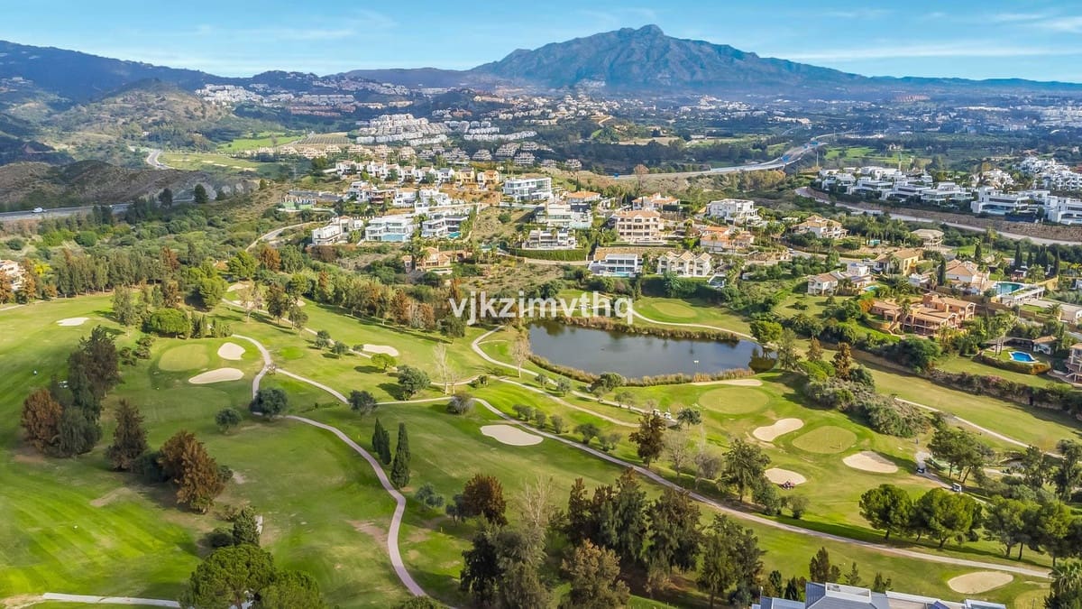 5 bedroom Villa for sale in Benahavis with garage - € 2,150,000 (Ref: 9080942)