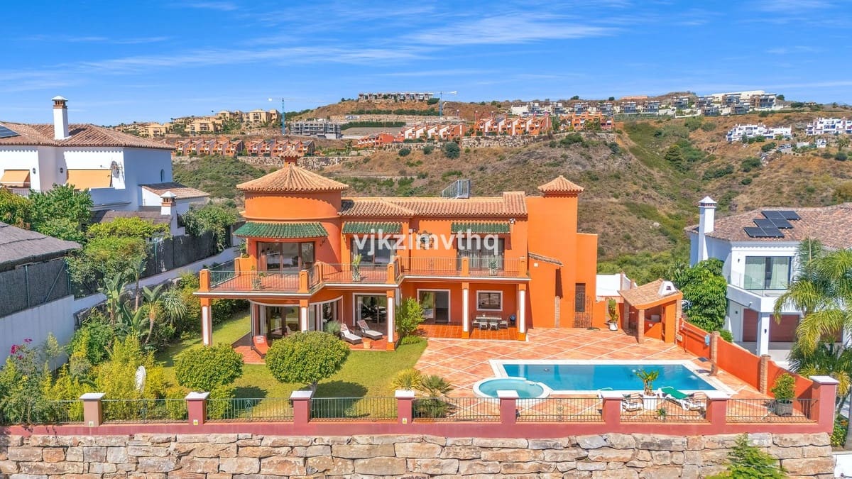 5 bedroom Villa for sale in Benahavis with garage - € 2,150,000 (Ref: 9080942)