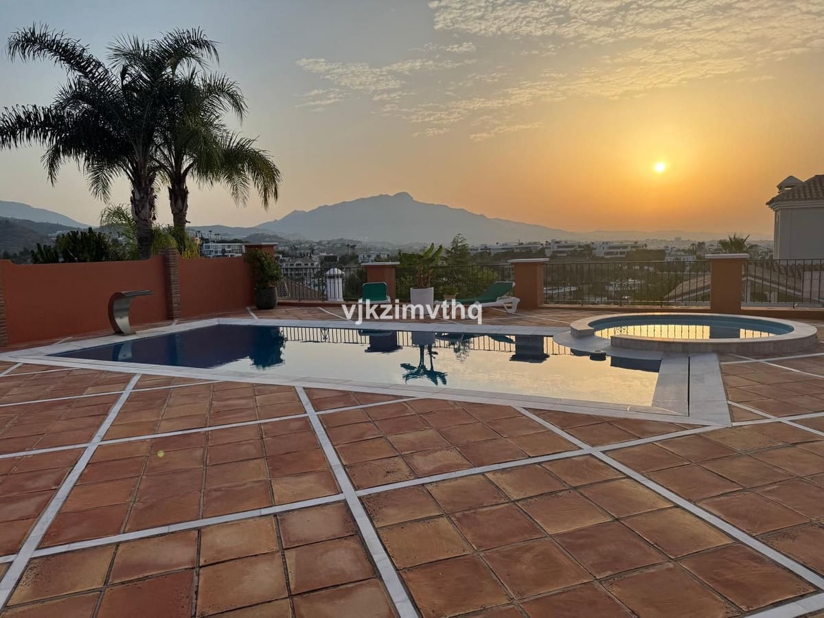 5 bedroom Villa for sale in Benahavis with garage - € 2,150,000 (Ref: 9080942)