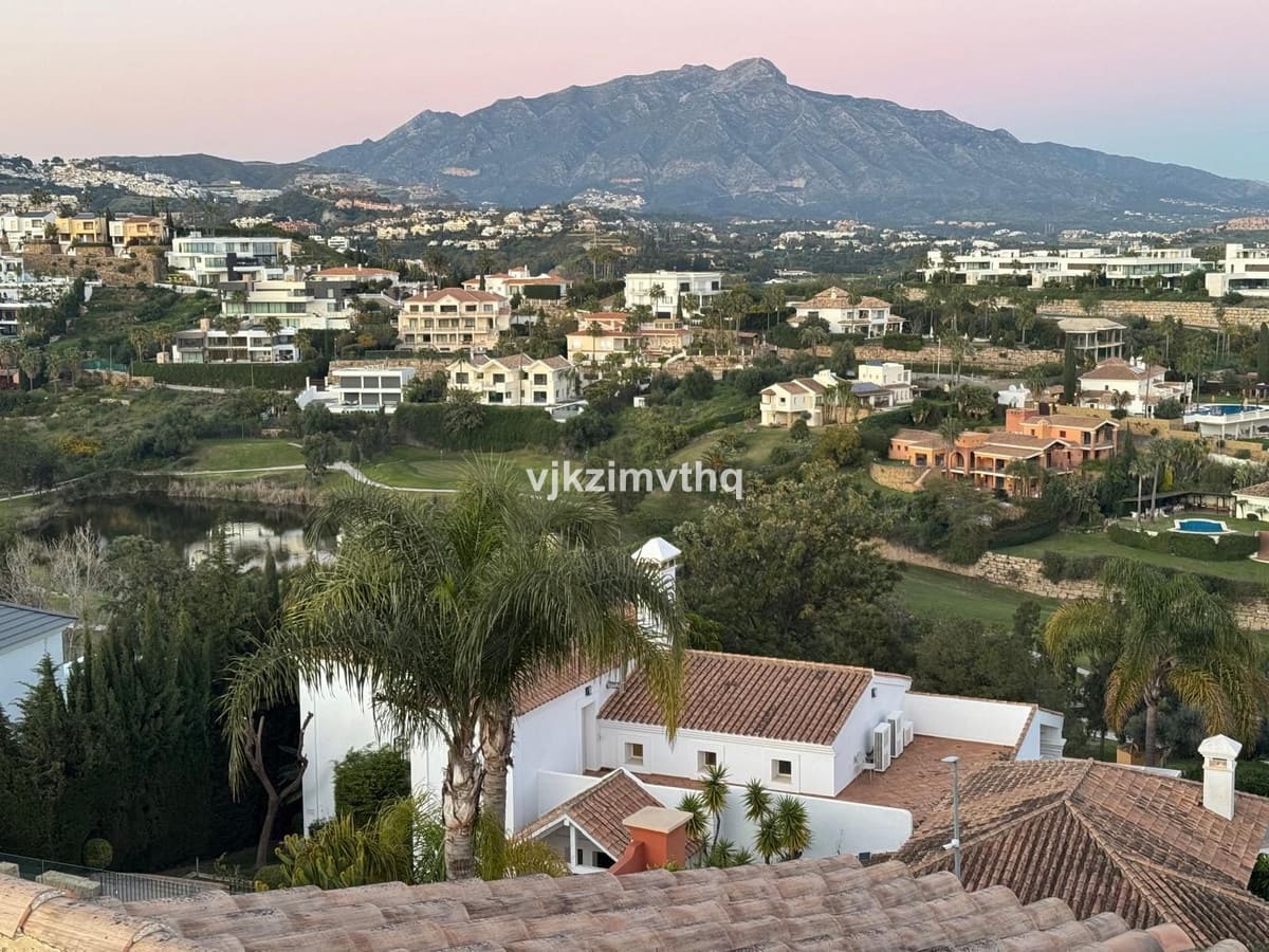 5 bedroom Villa for sale in Benahavis with garage - € 2,150,000 (Ref: 9080942)