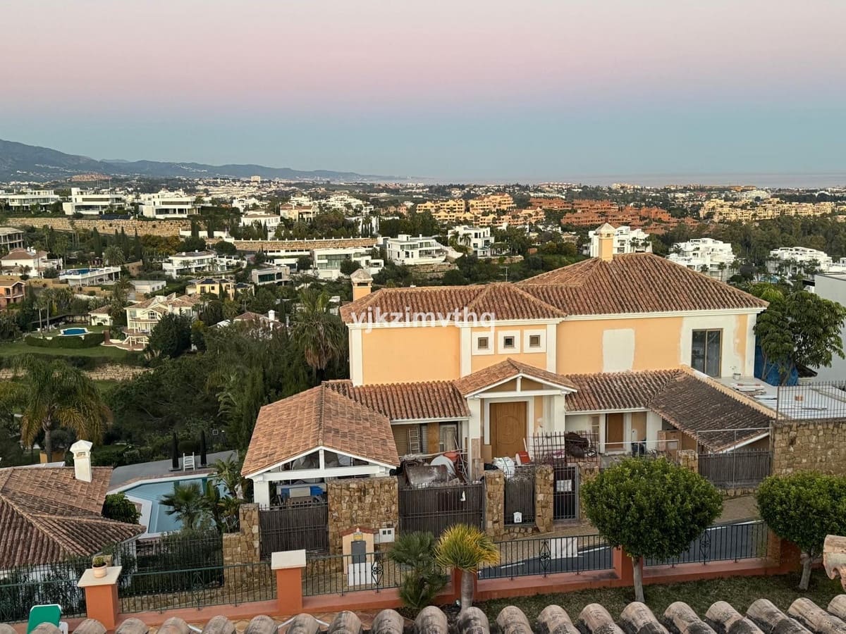 5 bedroom Villa for sale in Benahavis with garage - € 2,150,000 (Ref: 9080942)