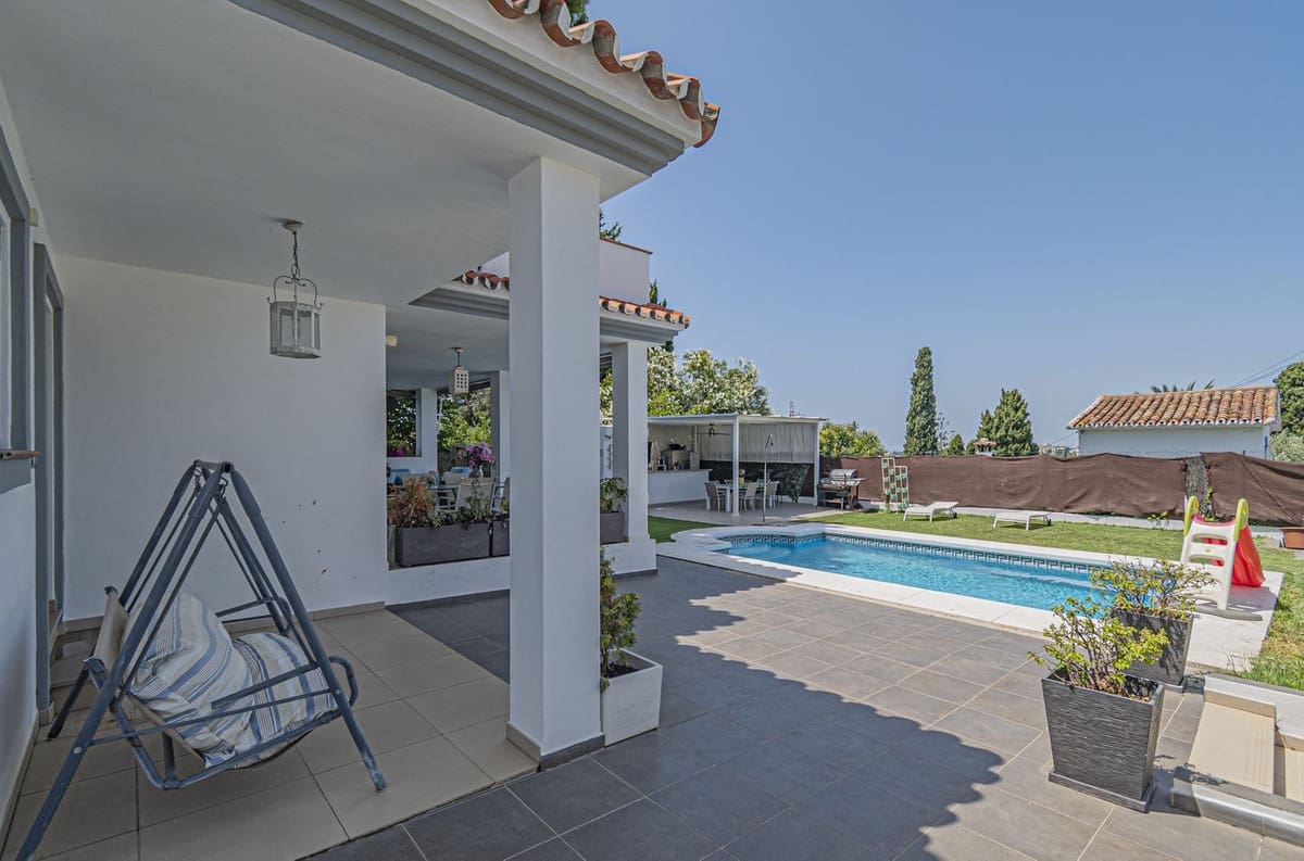 5 bedroom Villa for sale in San Pedro de Alcantara - € 1,950,000 (Ref: 9080943)