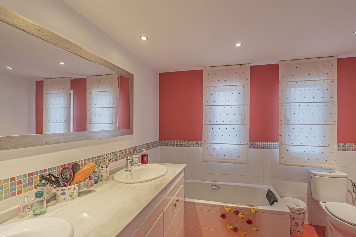 5 bedroom Villa for sale in San Pedro de Alcantara - € 1,950,000 (Ref: 9080943)