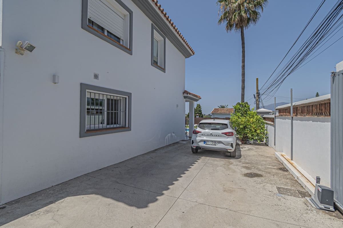 5 bedroom Villa for sale in San Pedro de Alcantara - € 1,950,000 (Ref: 9080943)