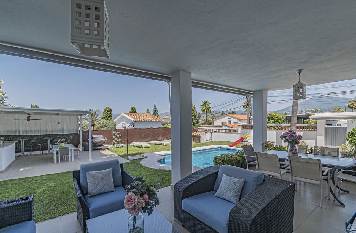 5 bedroom Villa for sale in San Pedro de Alcantara - € 1,950,000 (Ref: 9080943)