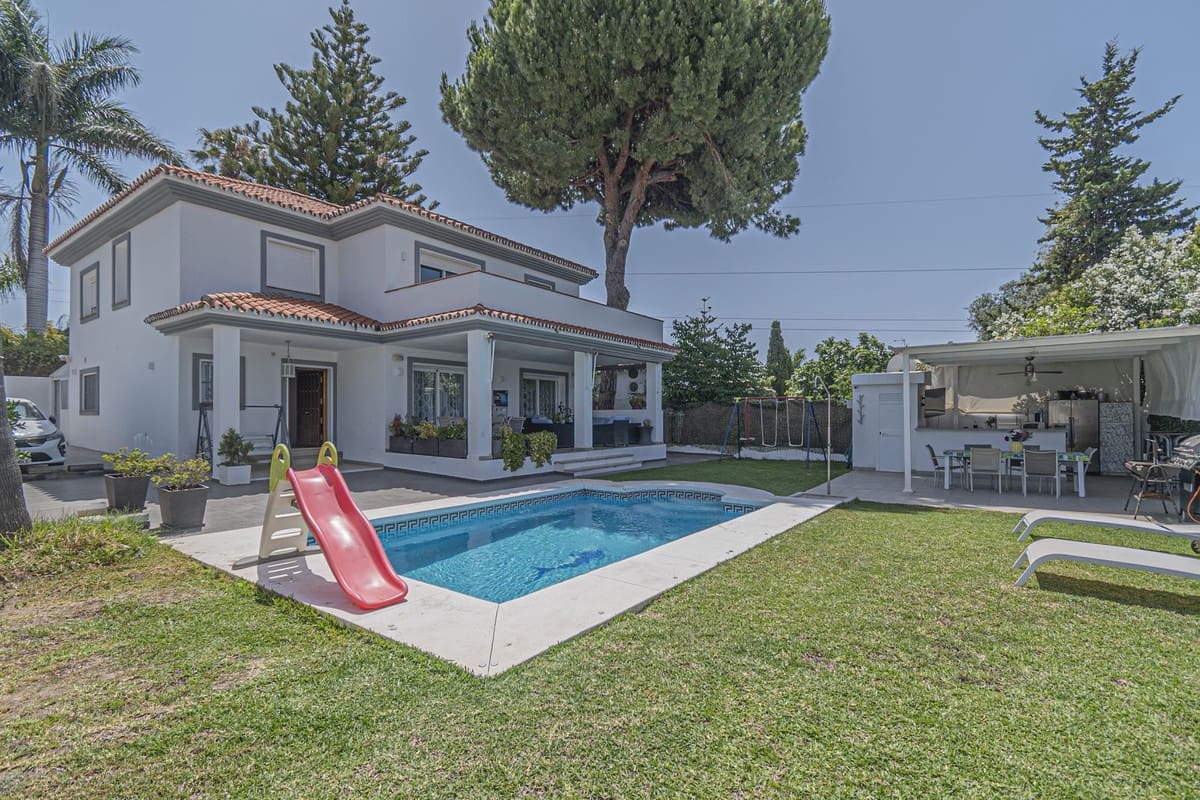 5 bedroom Villa for sale in San Pedro de Alcantara - € 1,950,000 (Ref: 9080943)