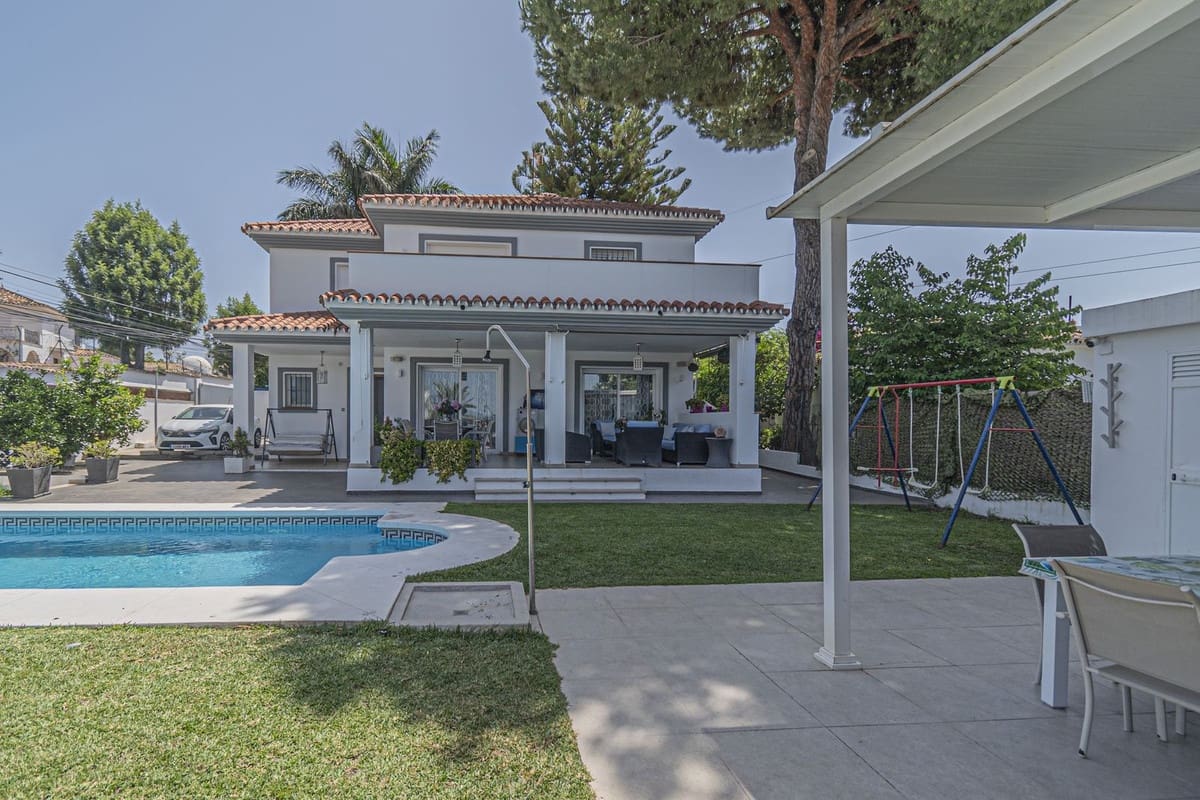 5 bedroom Villa for sale in San Pedro de Alcantara - € 1,950,000 (Ref: 9080943)