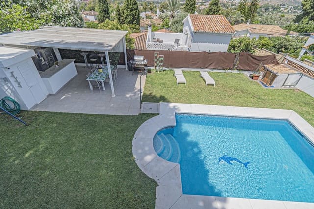 5 soveværelse Villa til salg i San Pedro de Alcantara, Marbella - € 1.950.000 (Ref: 9080943)
