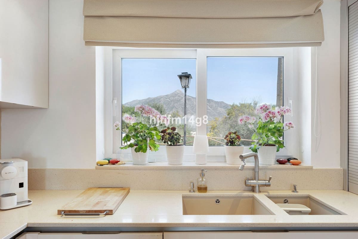 4 bedroom Villa for sale in Nueva Andalucia - € 1,995,000 (Ref: 9080945)