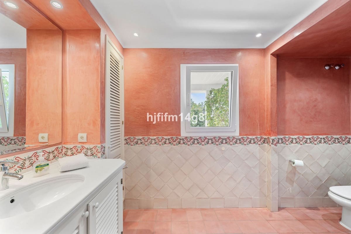 4 bedroom Villa for sale in Nueva Andalucia - € 1,995,000 (Ref: 9080945)