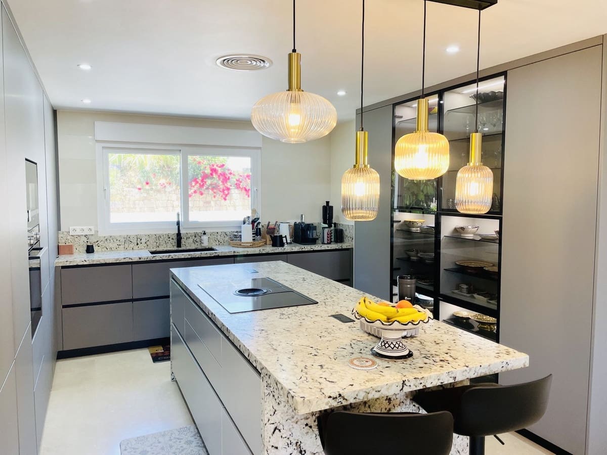 5 bedroom Villa for sale in Marbella with garage - € 1,998,500 (Ref: 9080947)