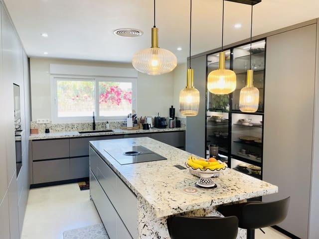 Chalet de 5 habitaciones en Marbella en venta con garaje - 1.998.500 € (Ref: 9080947)