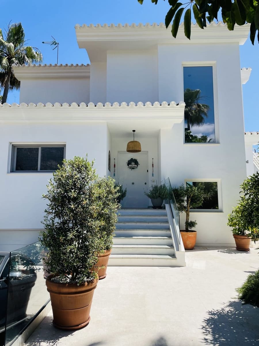 5 bedroom Villa for sale in Marbella with garage - € 1,998,500 (Ref: 9080947)