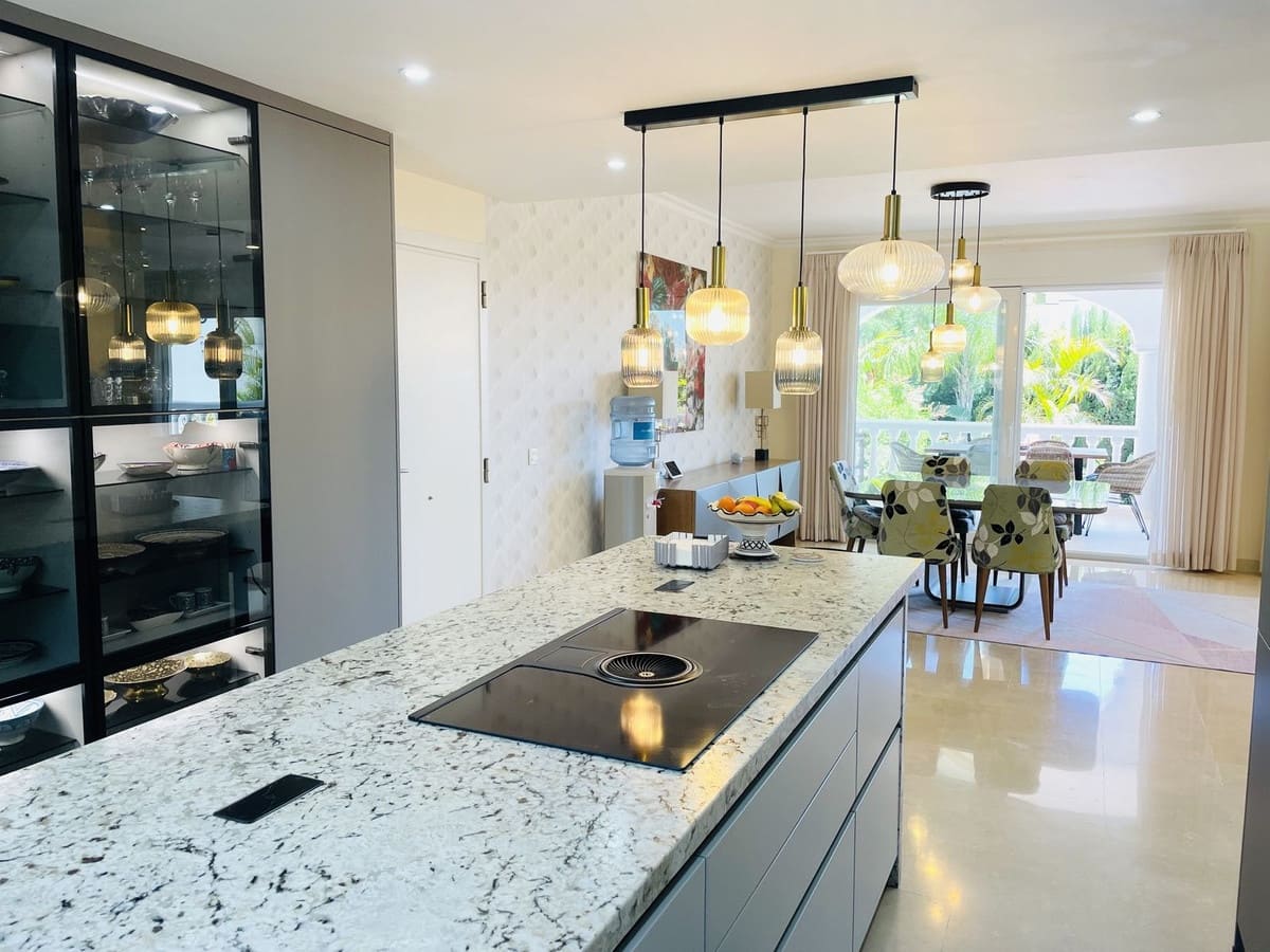 5 bedroom Villa for sale in Marbella with garage - € 1,998,500 (Ref: 9080947)