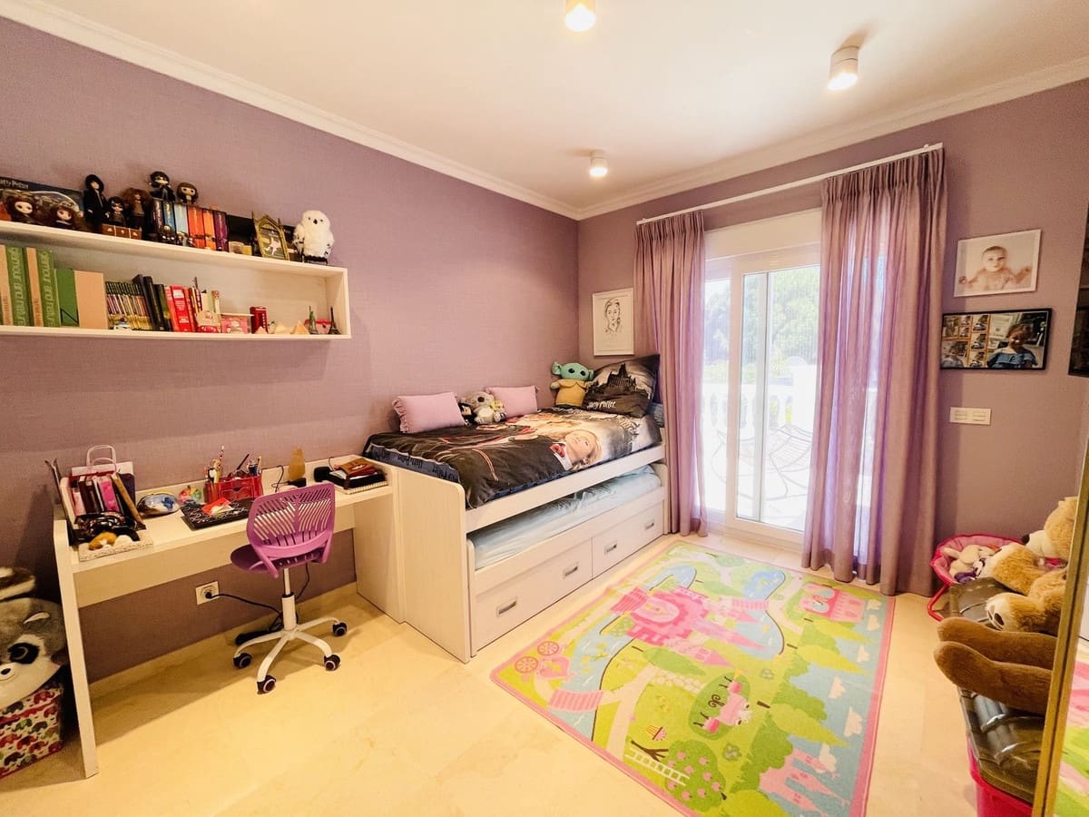 5 bedroom Villa for sale in Marbella with garage - € 1,998,500 (Ref: 9080947)