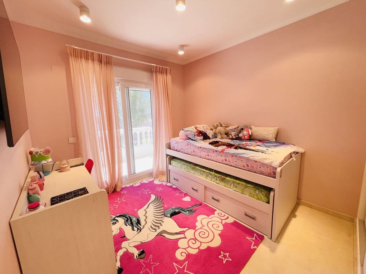 5 bedroom Villa for sale in Marbella with garage - € 1,998,500 (Ref: 9080947)