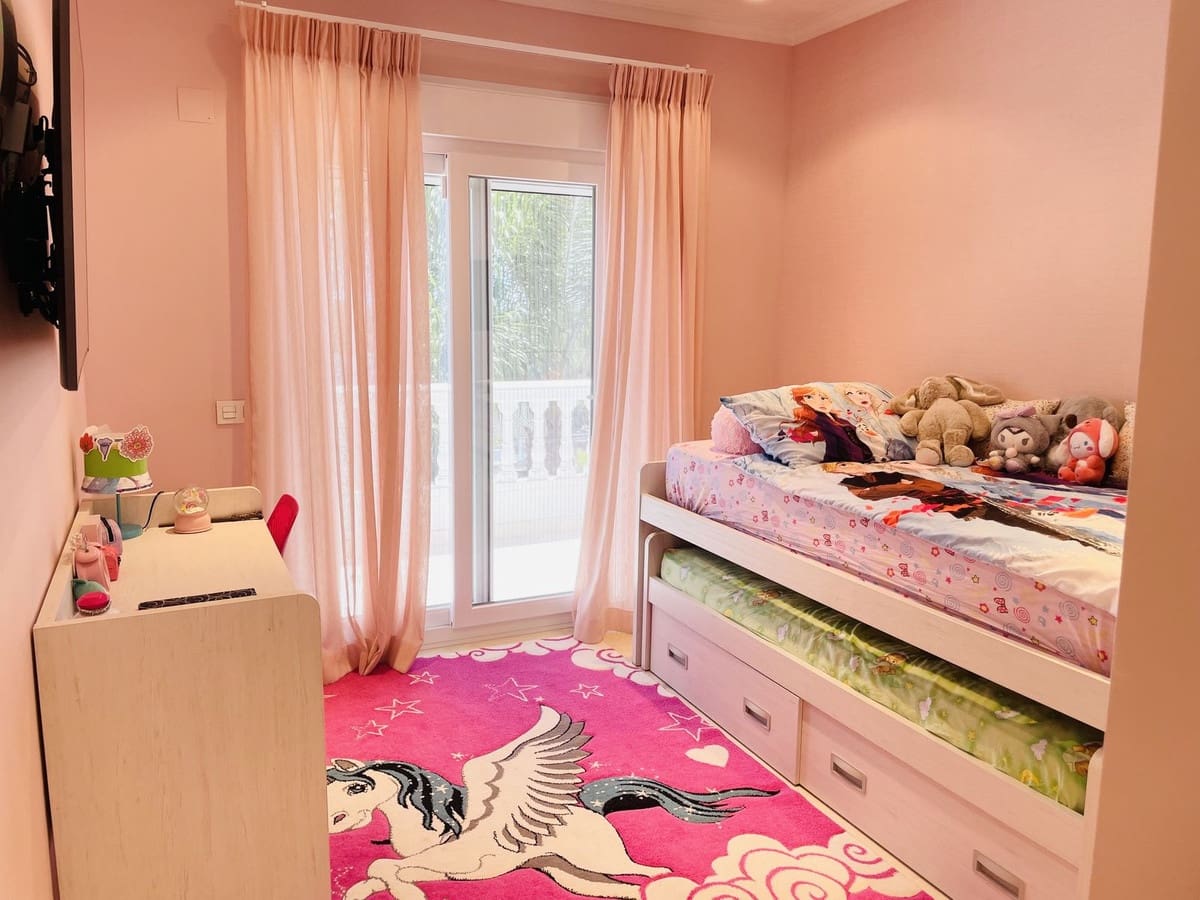 5 bedroom Villa for sale in Marbella with garage - € 1,998,500 (Ref: 9080947)