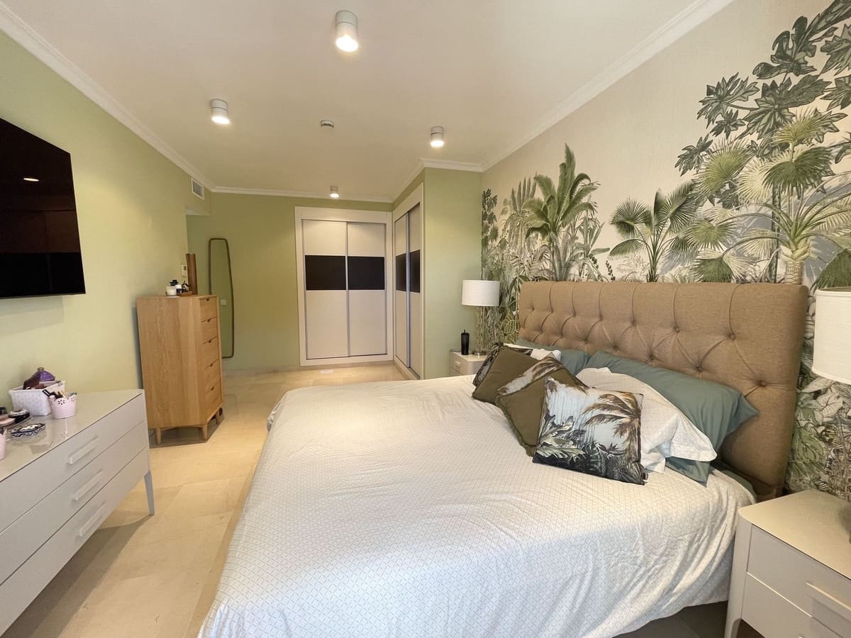 5 bedroom Villa for sale in Marbella with garage - € 1,998,500 (Ref: 9080947)