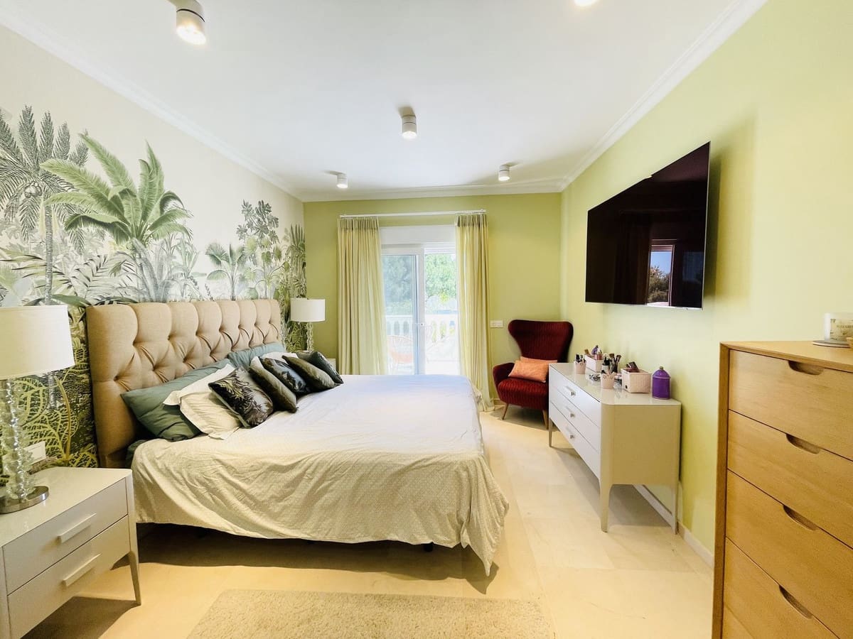 5 bedroom Villa for sale in Marbella with garage - € 1,998,500 (Ref: 9080947)