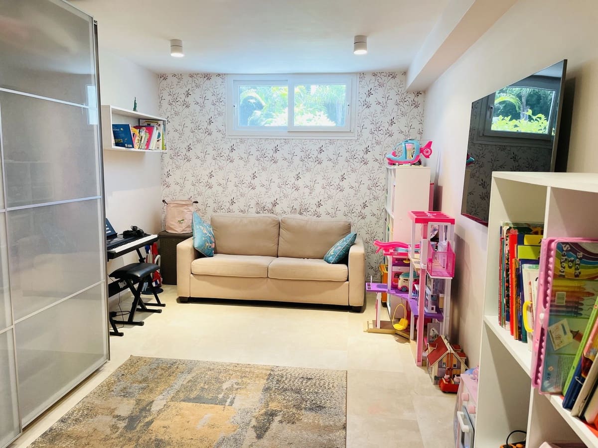 5 bedroom Villa for sale in Marbella with garage - € 1,998,500 (Ref: 9080947)