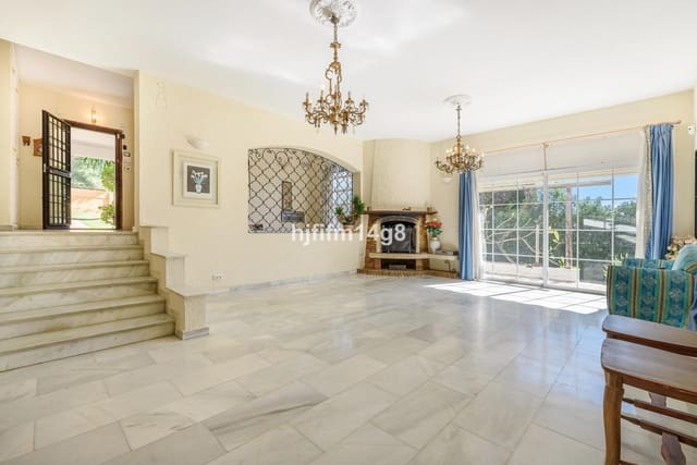 5 soveværelse Villa til salg i Nueva Andalucia, Marbella - € 1.695.000 (Ref: 9080949)