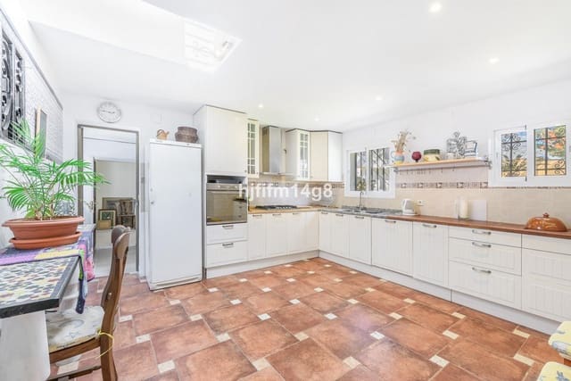 5 soveværelse Villa til salg i Nueva Andalucia, Marbella - € 1.695.000 (Ref: 9080949)