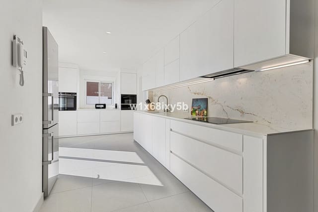 6 bedroom Villa for sale in San Pedro de Alcantara, Marbella - € 1,990,000 (Ref: 9080951)