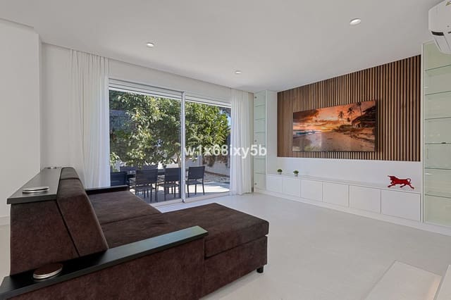 6 bedroom Villa for sale in San Pedro de Alcantara, Marbella - € 1,990,000 (Ref: 9080951)