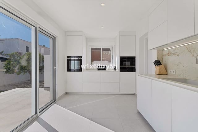 6 bedroom Villa for sale in San Pedro de Alcantara, Marbella - € 1,990,000 (Ref: 9080951)