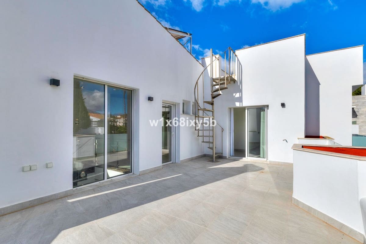 6 bedroom Villa for sale in San Pedro de Alcantara - € 1,990,000 (Ref: 9080951)