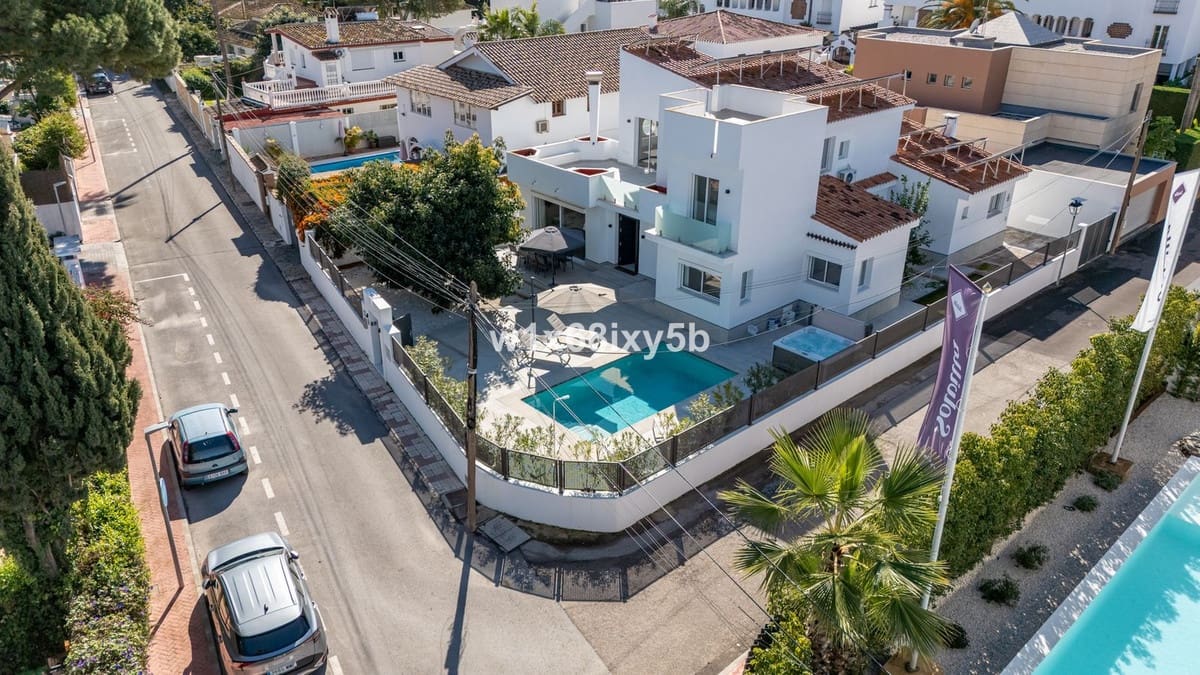 6 bedroom Villa for sale in San Pedro de Alcantara - € 1,990,000 (Ref: 9080951)